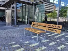 Das Foto zeigt eine Bank vor dem Haupteingang des Kreishauses.