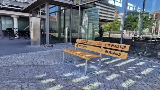 Das Foto zeigt eine Bank vor dem Haupteingang des Kreishauses.