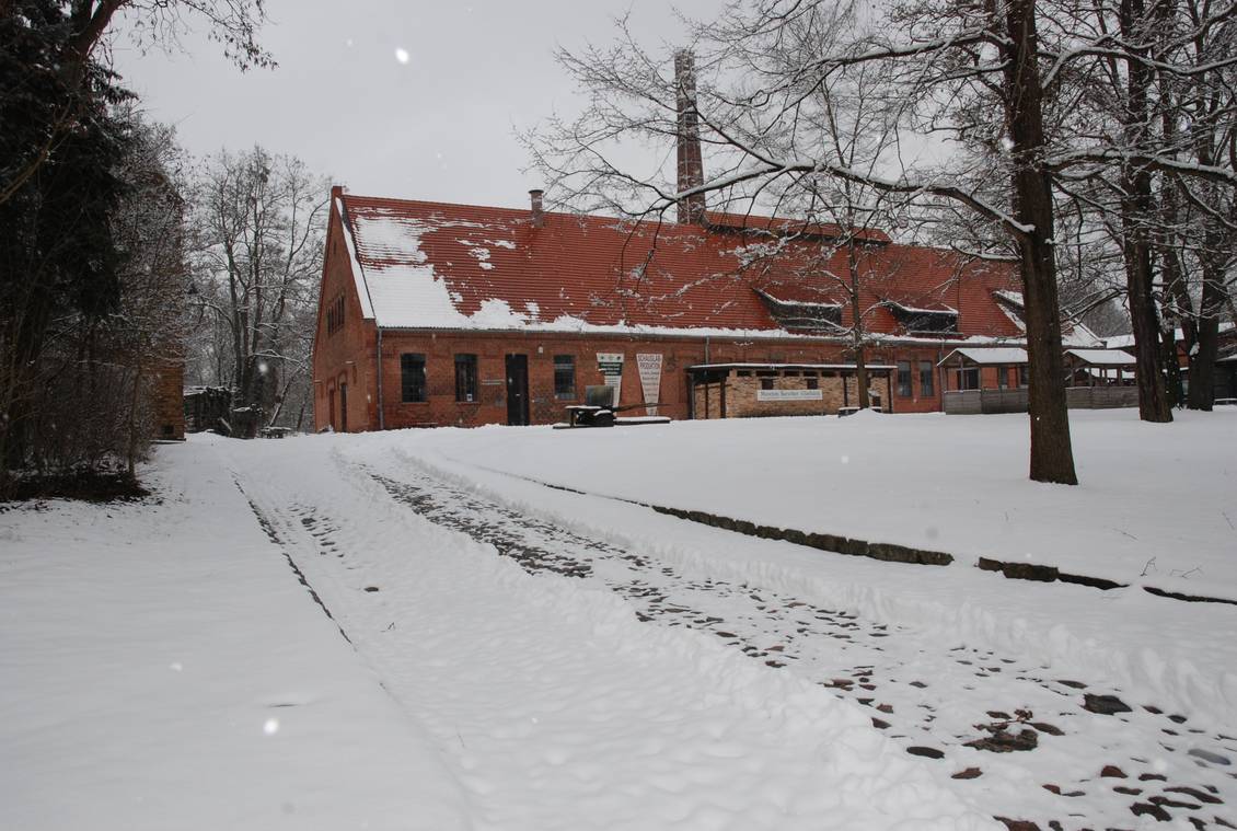 Das Foto zeigt ein Gebäude im Schnee.