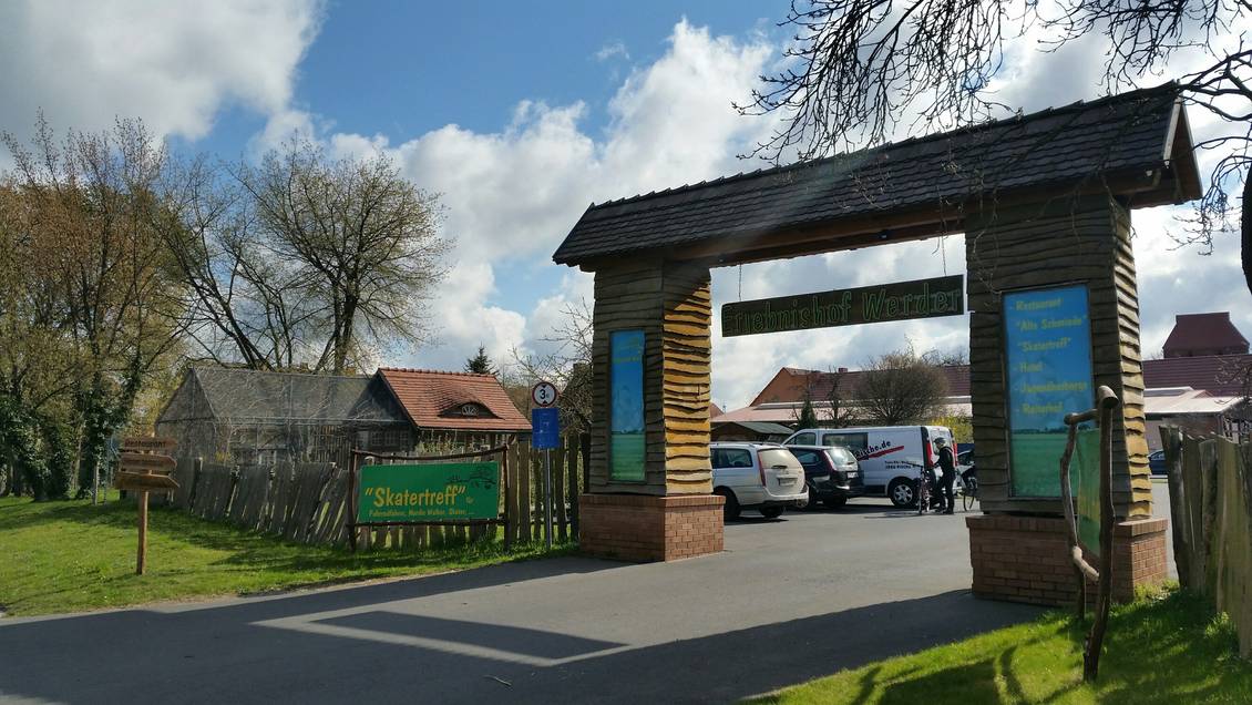 Das Foto zeigt die Zufahrt zu einem Parkplatz.