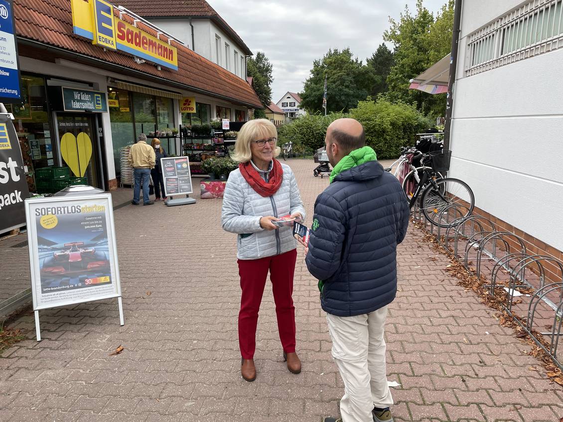 Das Foto zeigt zwei Personen.
