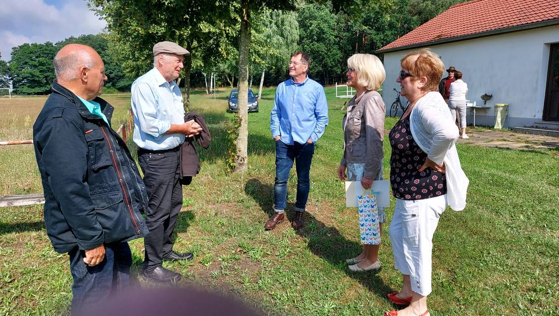 Das Foto zeigt mehrere Personen.