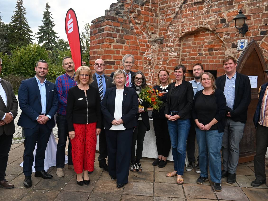 Das Foto zeigt eine Gruppe von Personen vor einem alten Gebäude des Klosters Zinna.