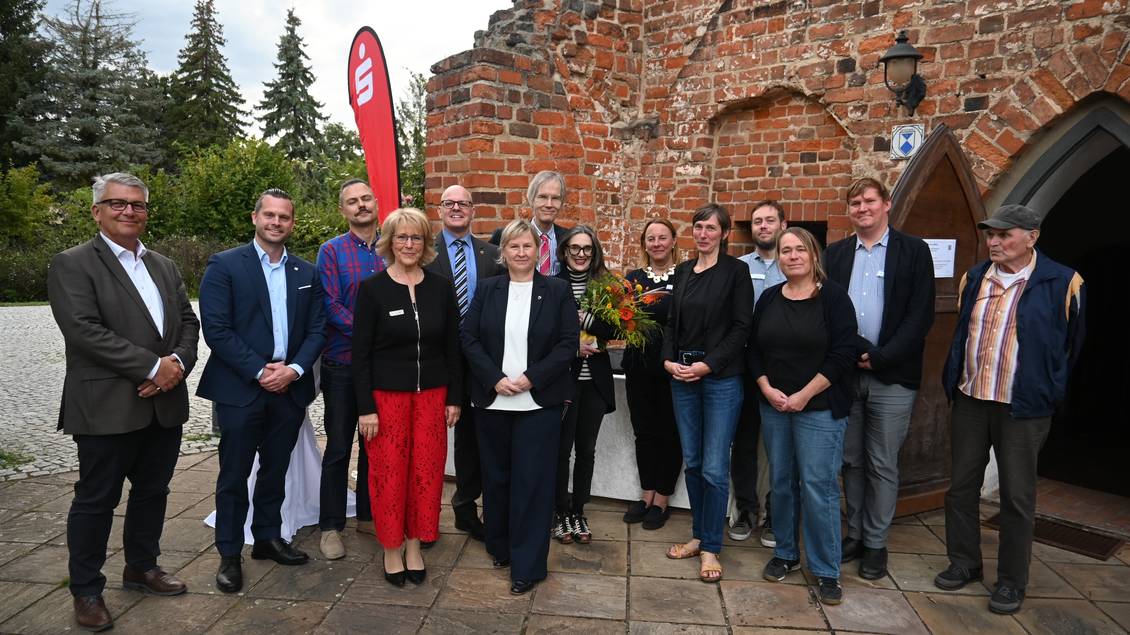 Das Foto zeigt eine Gruppe von Personen vor einem alten Gebäude des Klosters Zinna.