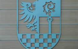 Das Foto zeigt das Wappen des Landkreises Teltow-Fläming im Foyer des Kreishauses in Luckenwalde.