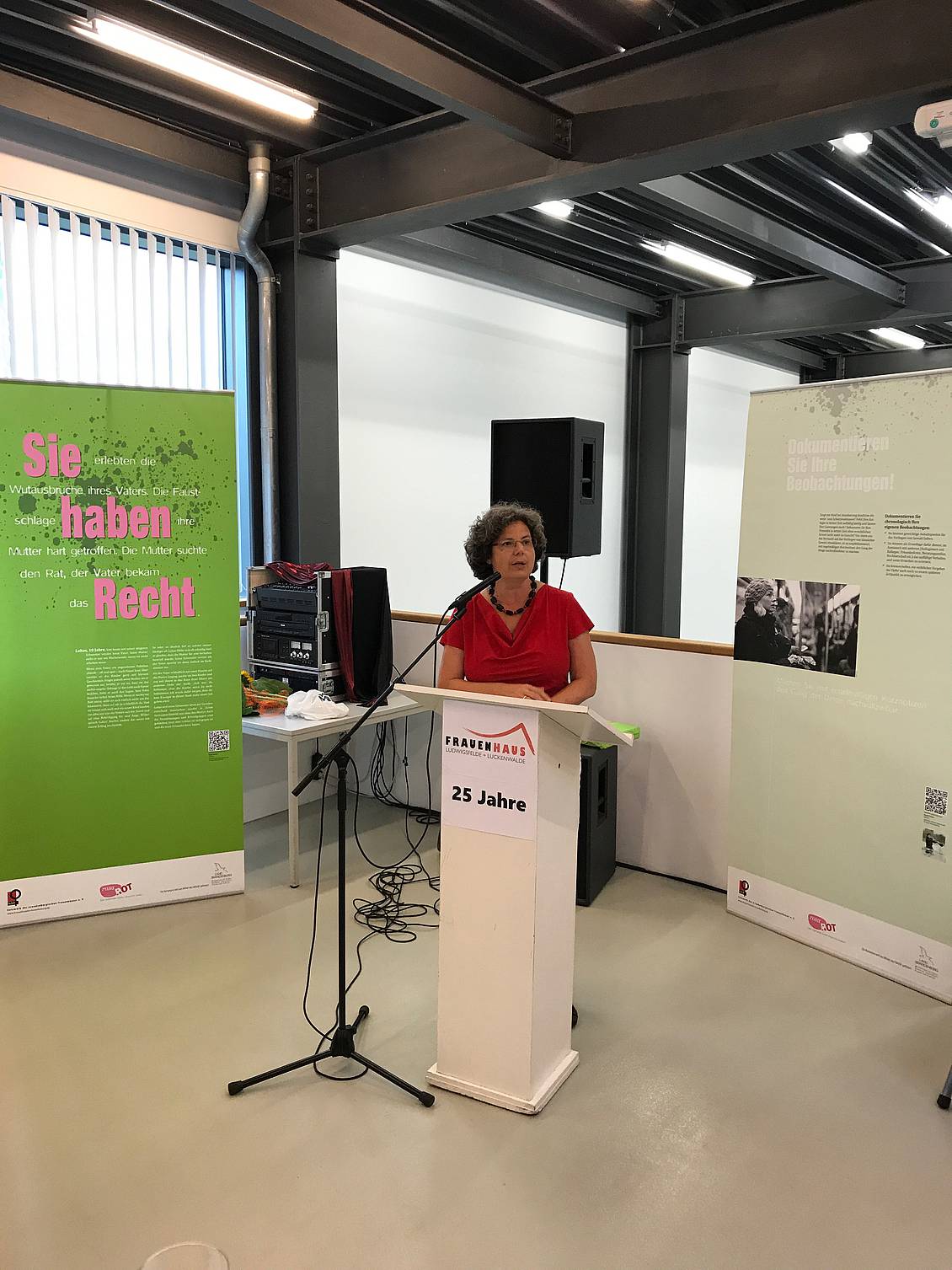 Das Foto zeigt eine Frau an einem Rednerpult.