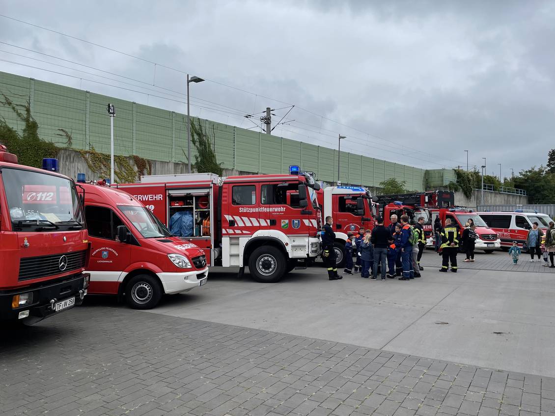 Das Foto zeigt mehrere Feuerwehrfahrzeuge.