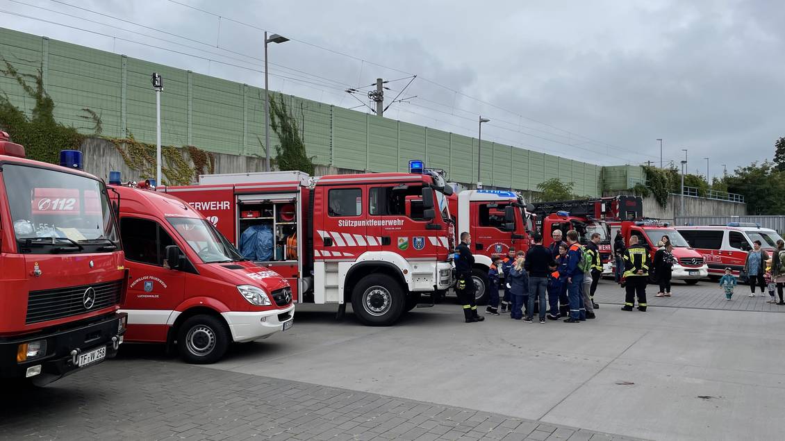 Das Foto zeigt mehrere Feuerwehrfahrzeuge.