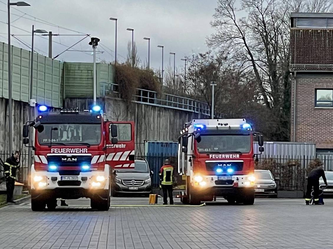 Das Foto zeigt mehrere Feuerwehrfahrzeuge mit eingeschaltetem Blaulicht.