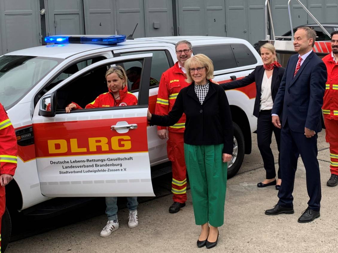Das Foto zeigt mehrere Personen an einem Rettungswagen.