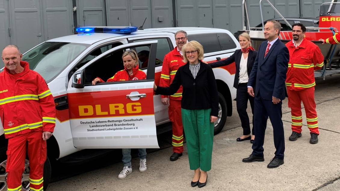 Das Foto zeigt mehrere Personen an einem Rettungswagen.