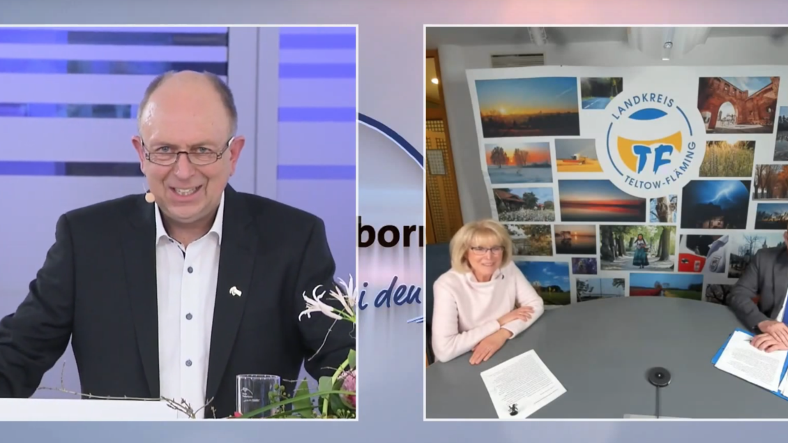 Das Foto zeigt mehrere Personen.