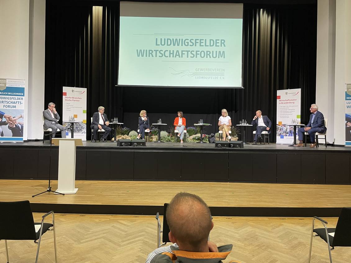 Das Foto zeigt mehrere Personen.