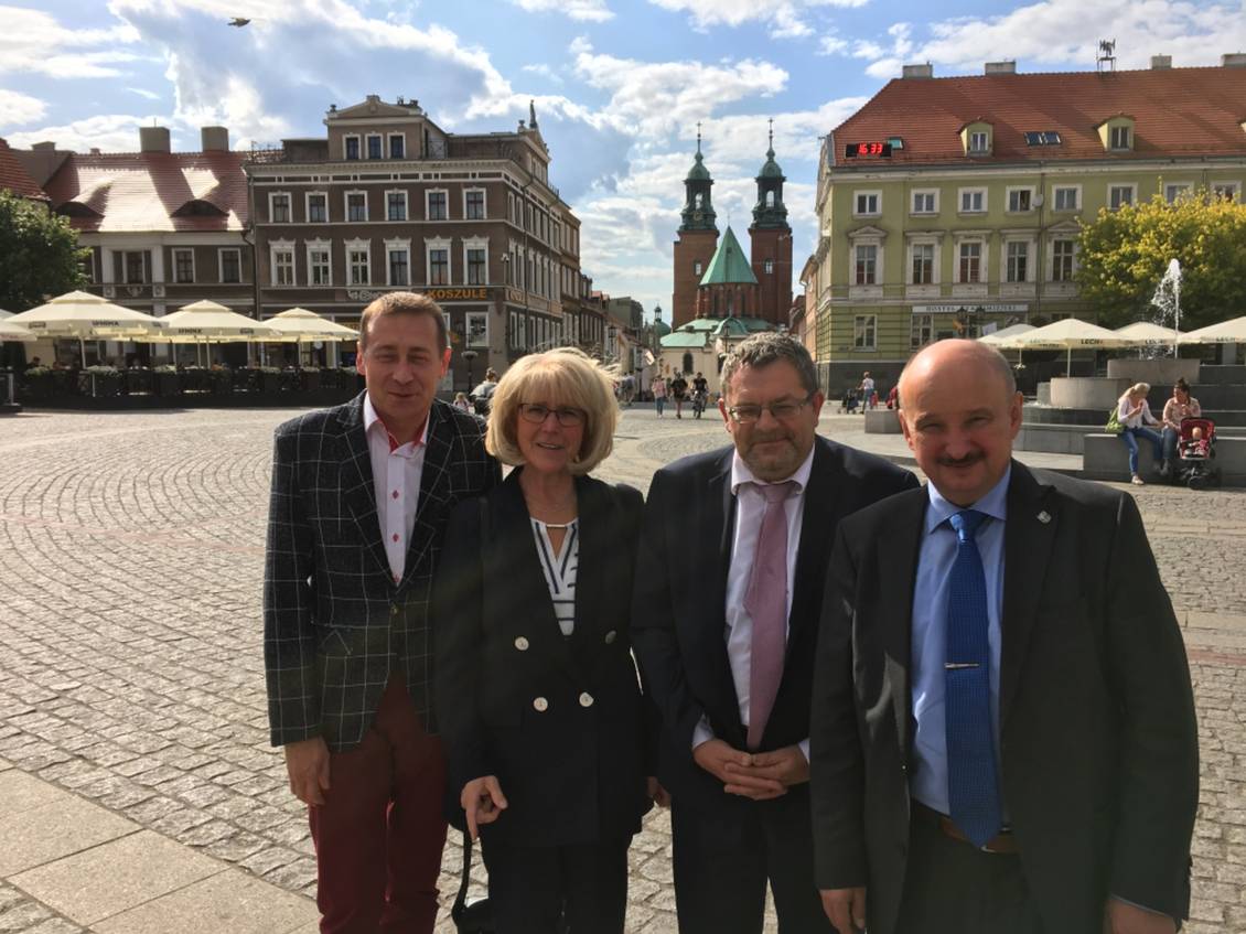 Das Foto zeigt vier Personen.