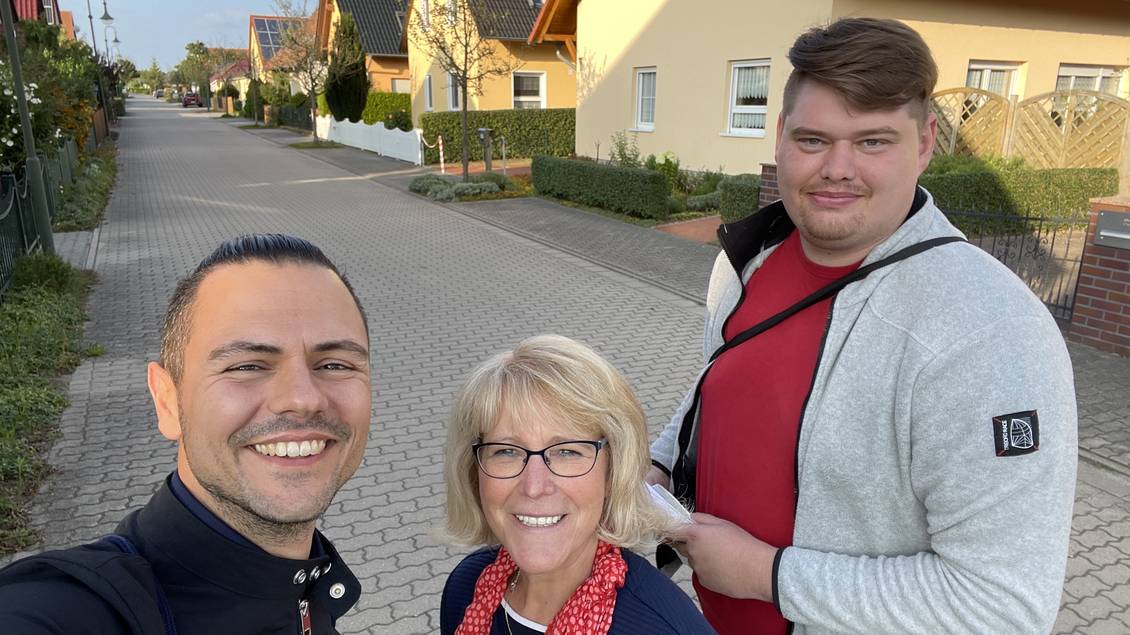 Das Foto zeigt drei Personen.