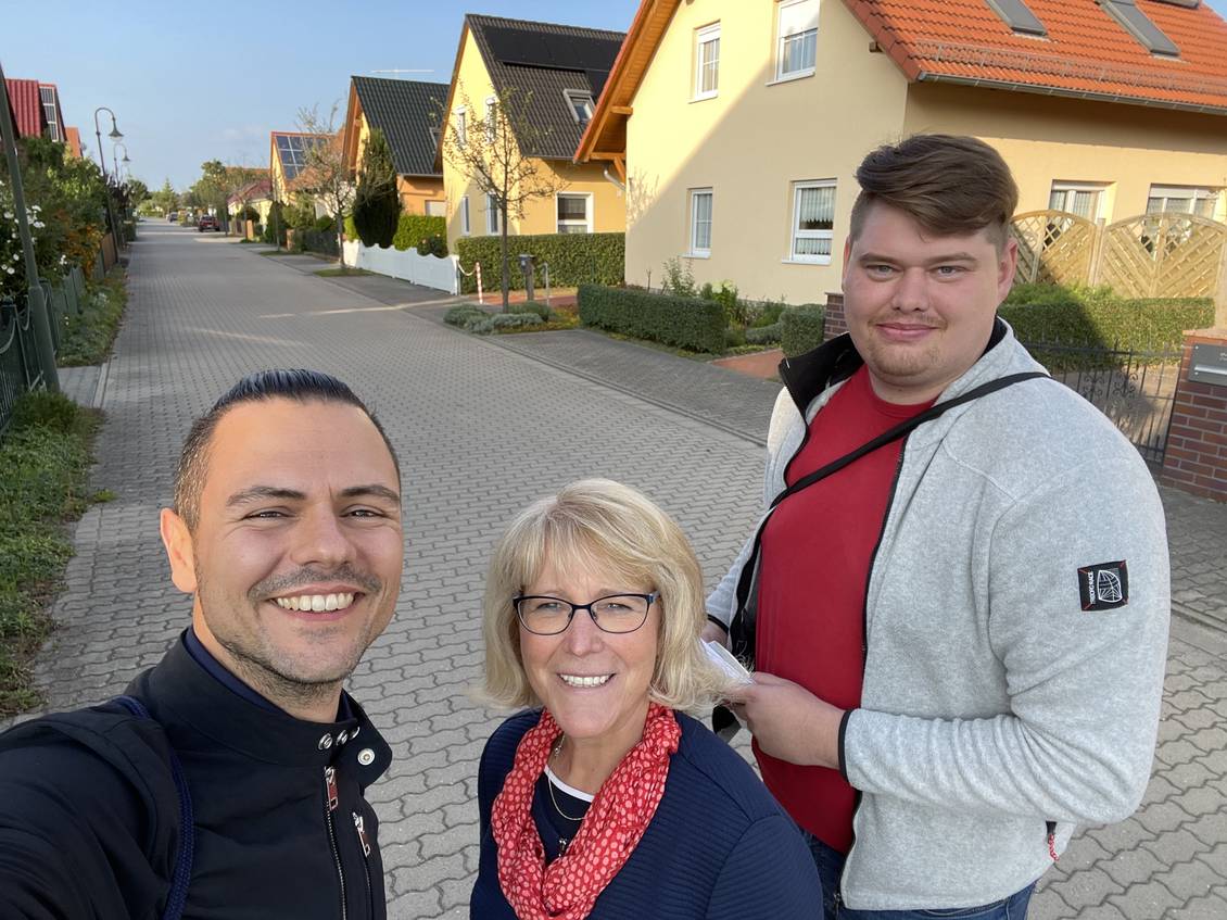 Das Foto zeigt drei Personen.