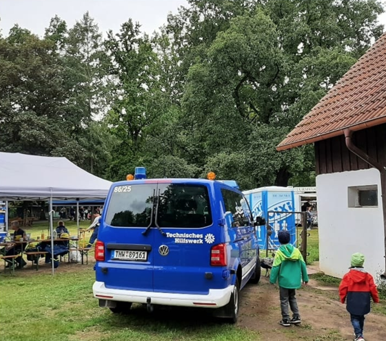 Das Foto zeigt mehrere Personen.