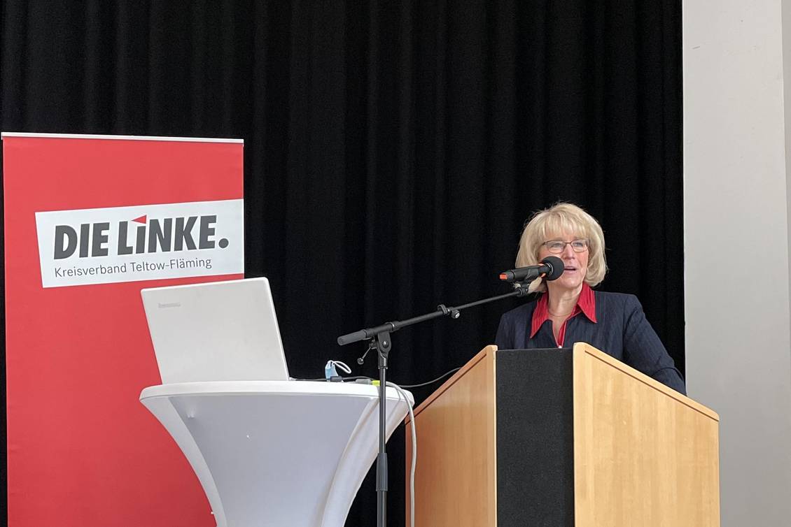Das Foto zeigt eine Frau an einem Rednerpult.