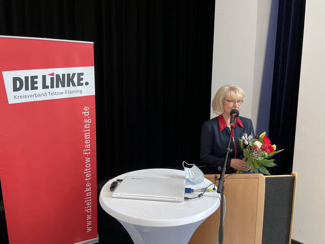 Das Foto zeigt eine Frau an einem Rednerpult.