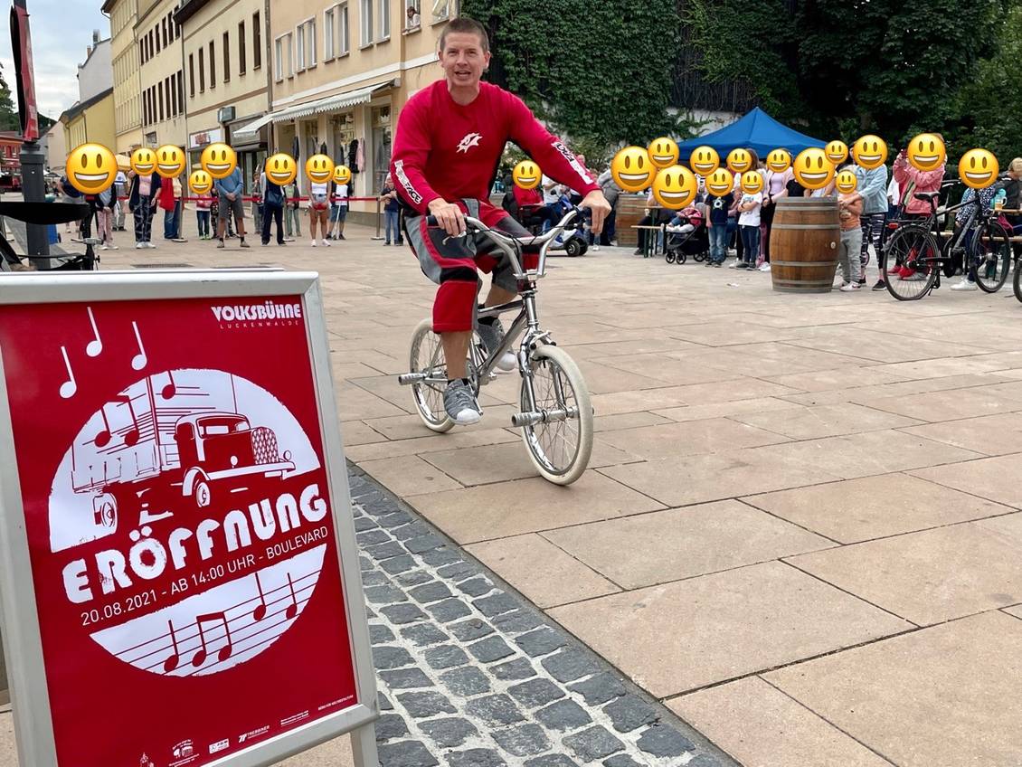 Das Foto zeigt mehrere Personen.