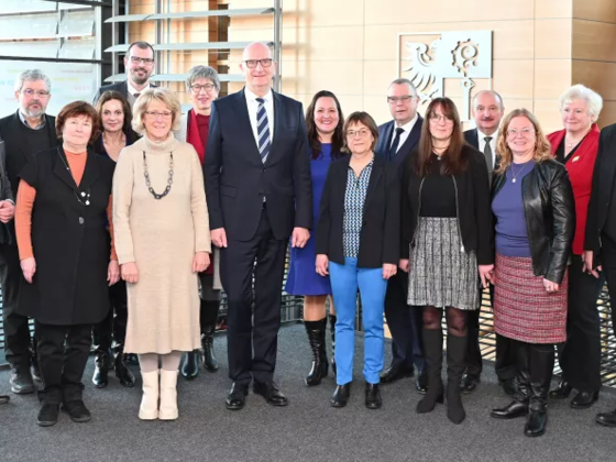 Das Foto zeigt eine Gruppe von Menschen im Foyer des Kreishauses.