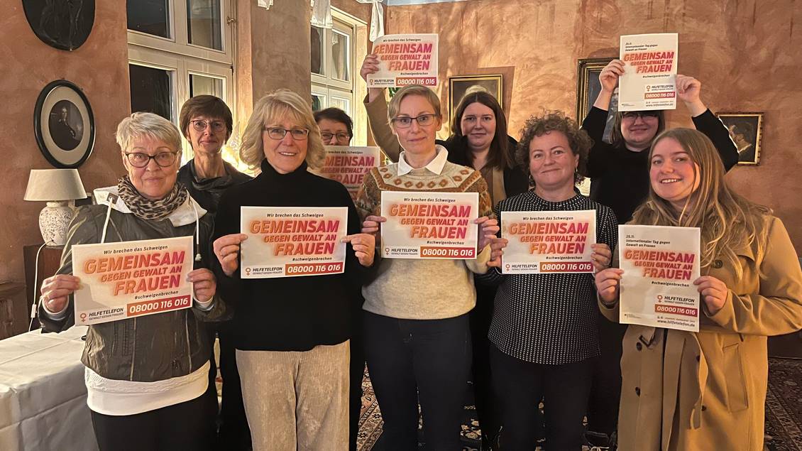 Das Foto zeigt Frauen, die Schilder mit der Aufschrift "Gemeinsam gegen Gewalt an Frauen" hochhalten. 