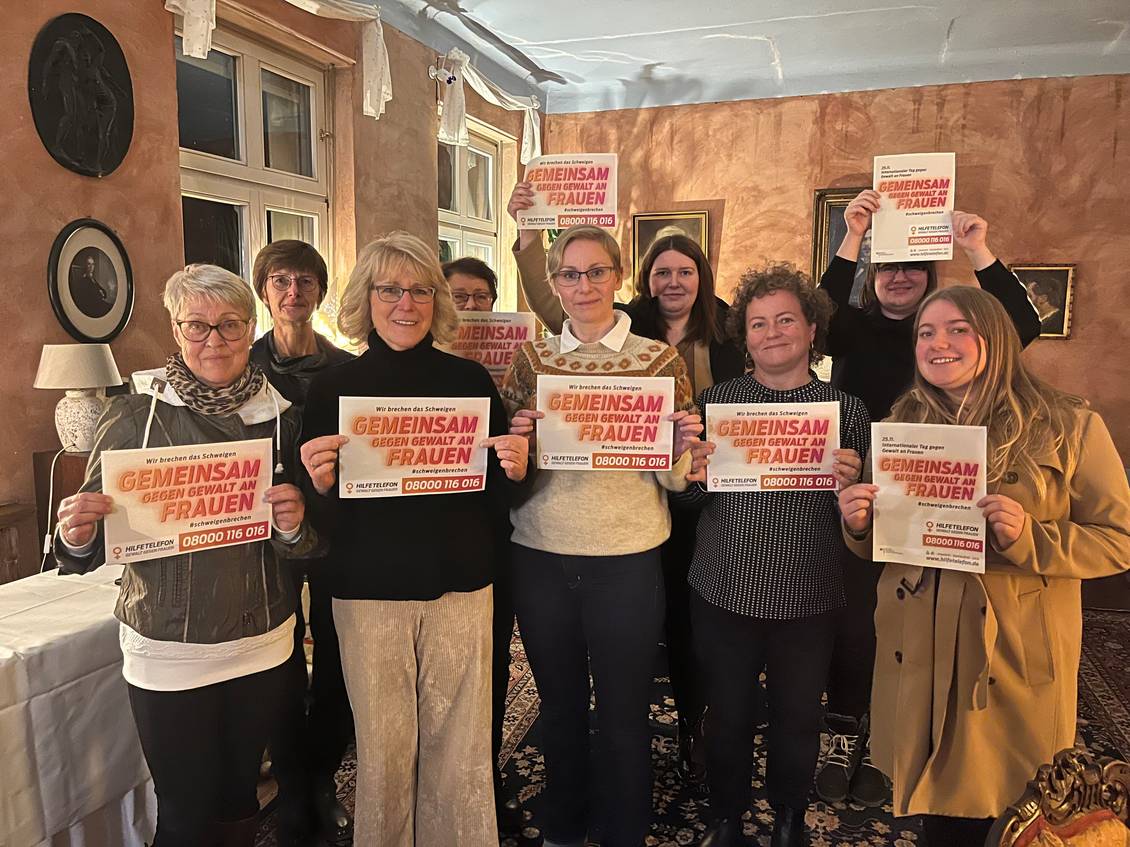 Das Foto zeigt Frauen, die Schilder mit der Aufschrift "Gemeinsam gegen Gewalt an Frauen" hochhalten. 