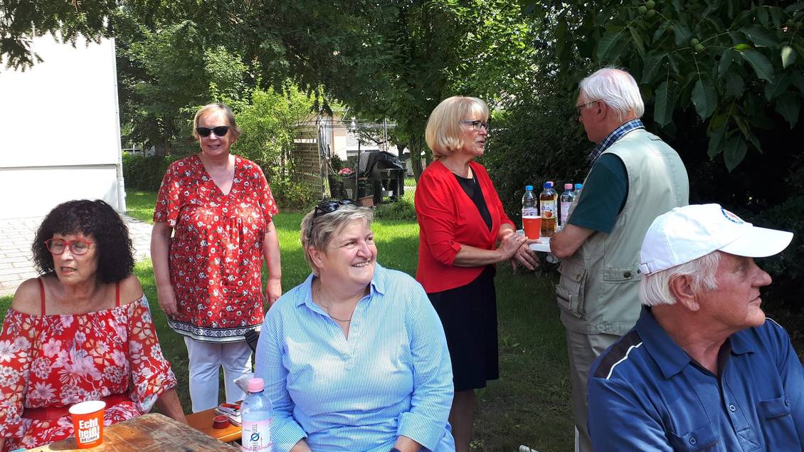 Das Foto zeigt mehrere Personen.