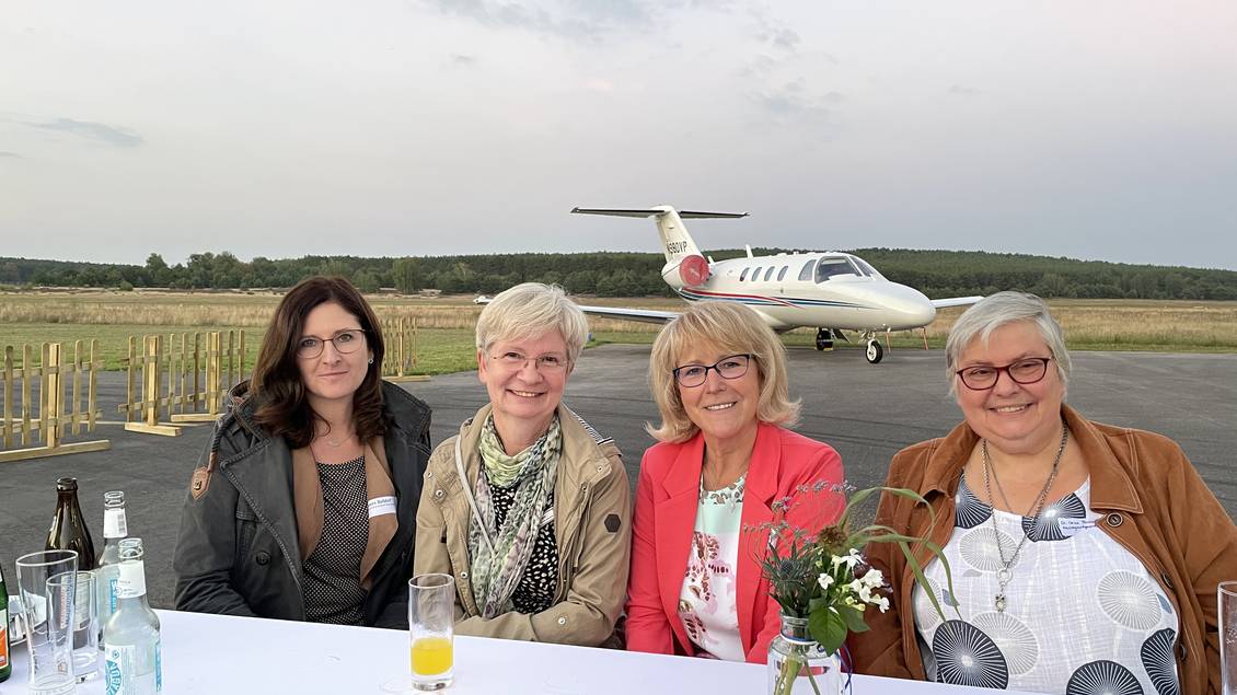 Das Foto zeigt mehrere Personen.