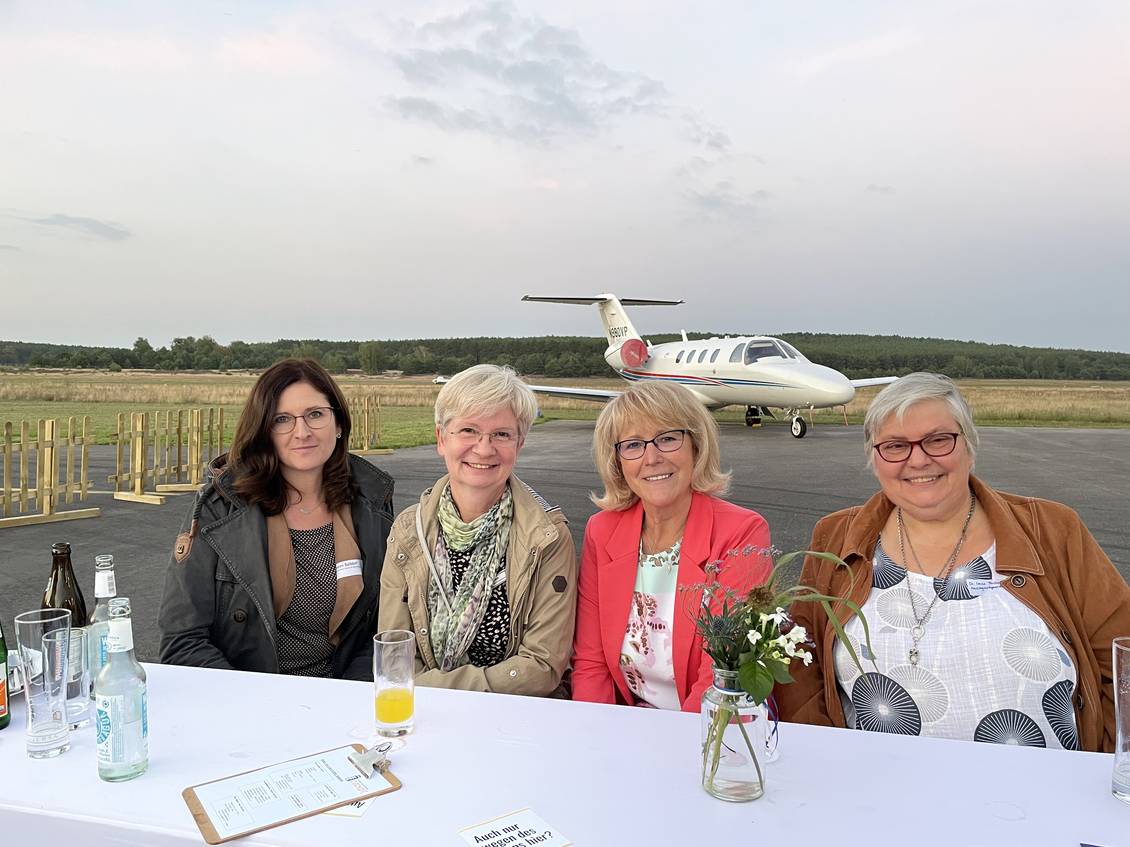 Das Foto zeigt mehrere Personen.