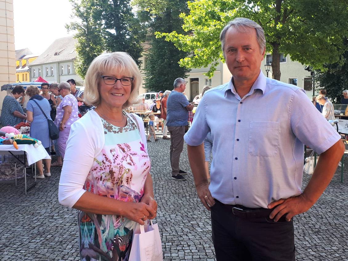 Das Foto zeigt zwei Personen.