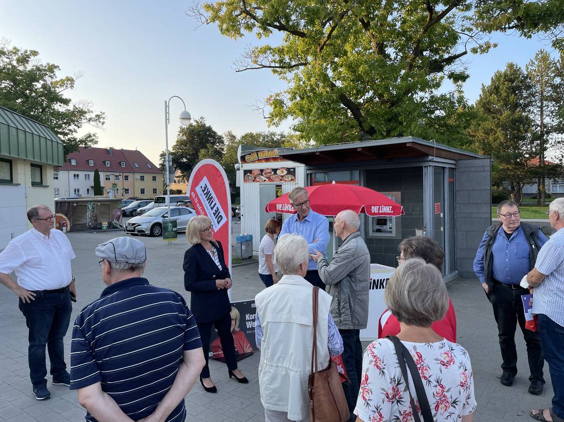 Das Foto zeigt mehrere Personen.