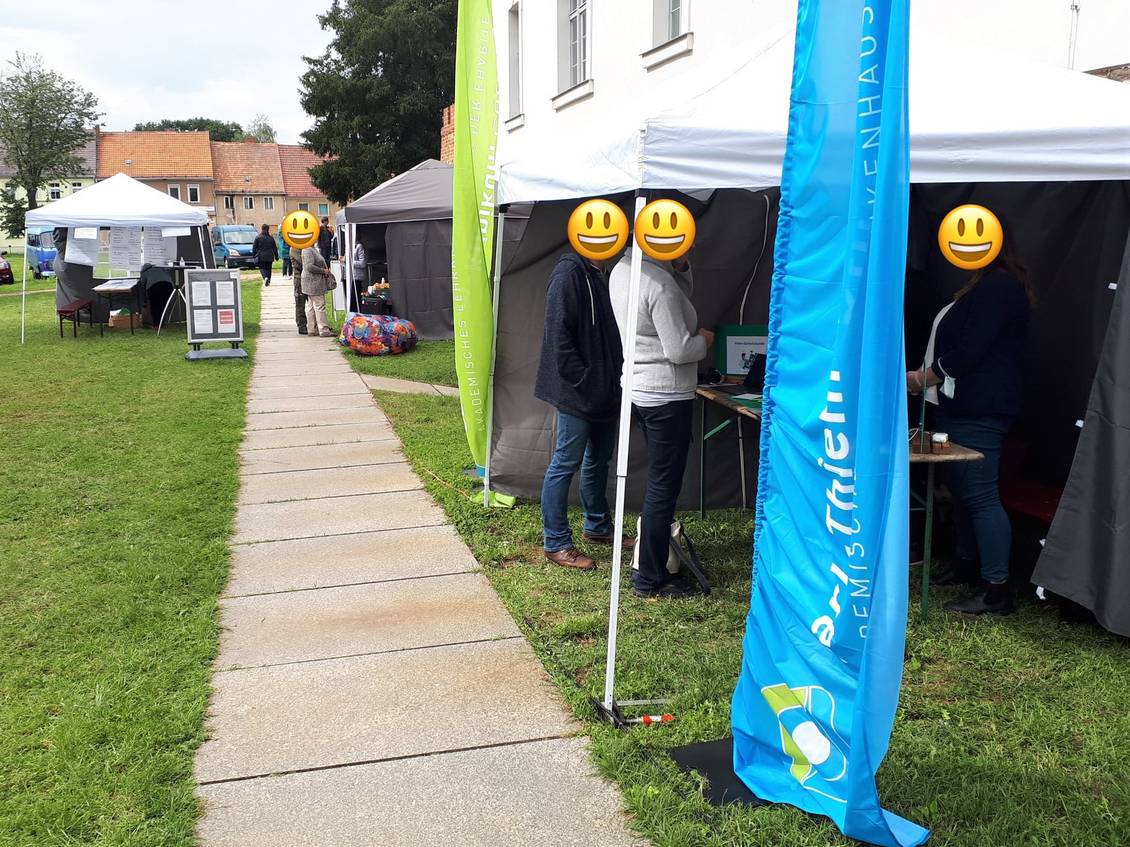 Das Foto zeigt mehrere Personen.