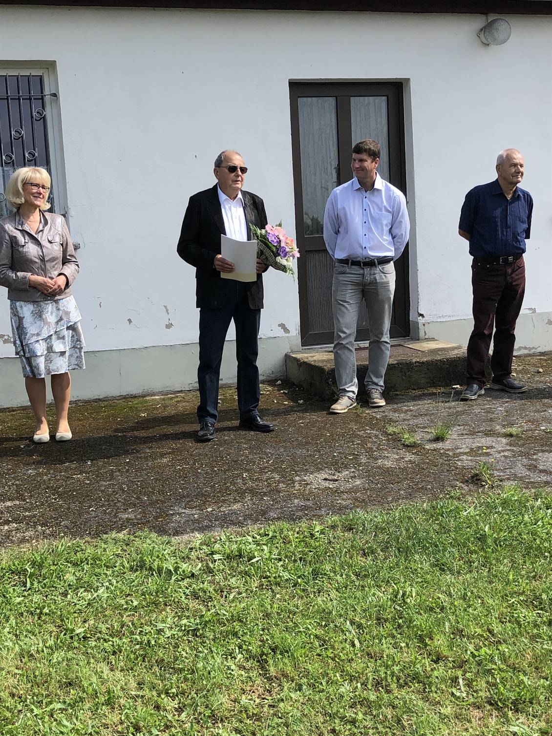 Das Foto zeigt mehrere Personen.