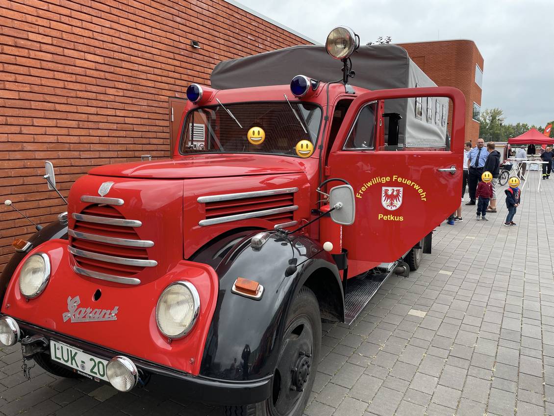 Das Foto zeigt ein altes Feuerwehrfahrzeug.
