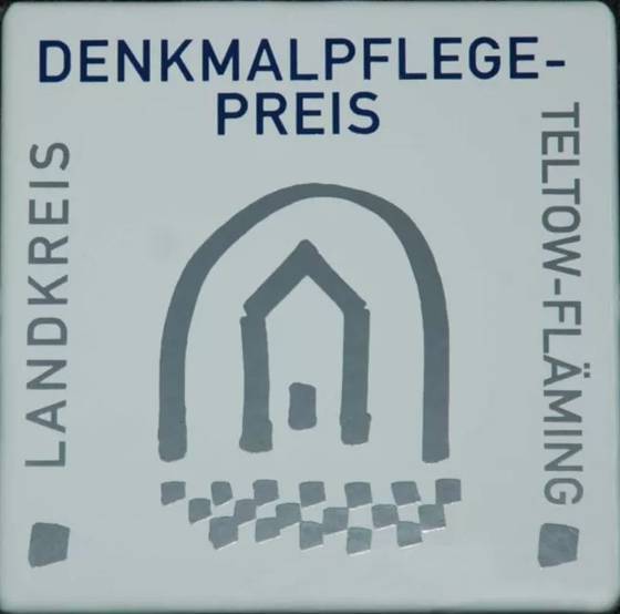Das Foto zeigt die Plakatte in Nahaufnahme.