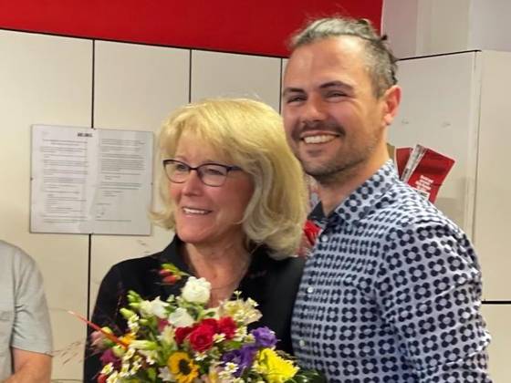 Das Foto zeigt zwei Personen.