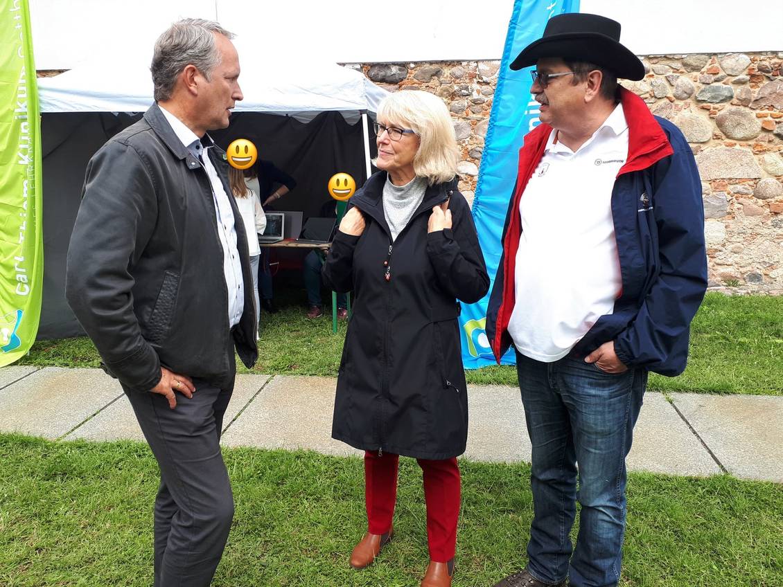 Das Foto zeigt mehrere Personen.