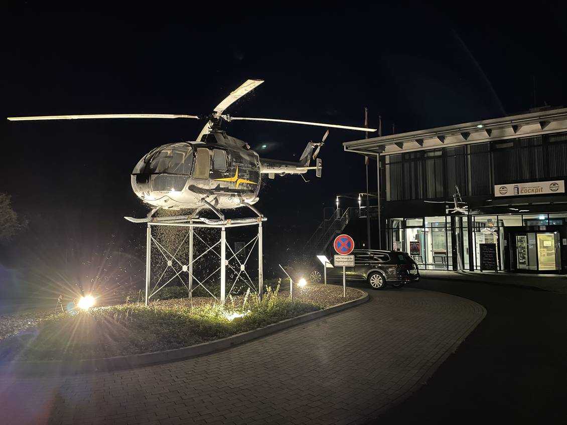 Das Foto zeigt einen beleuchteten Helikopter.