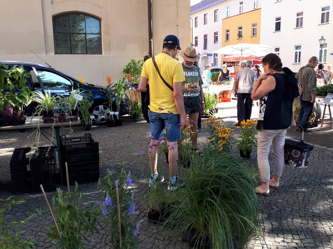 Das Foto zeigt mehrere Personen.