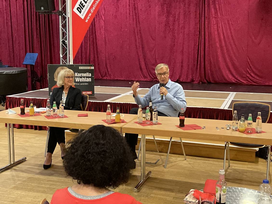 Das Foto zeigt zwei Personen.