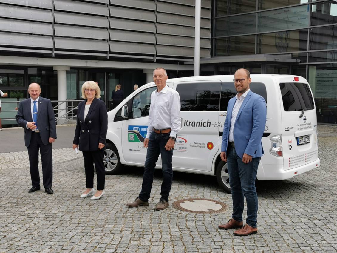 Das Foto zeigt mehrere Personen.