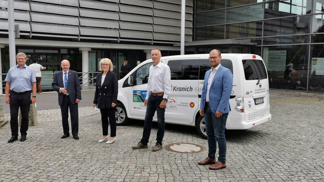 Das Foto zeigt mehrere Personen.