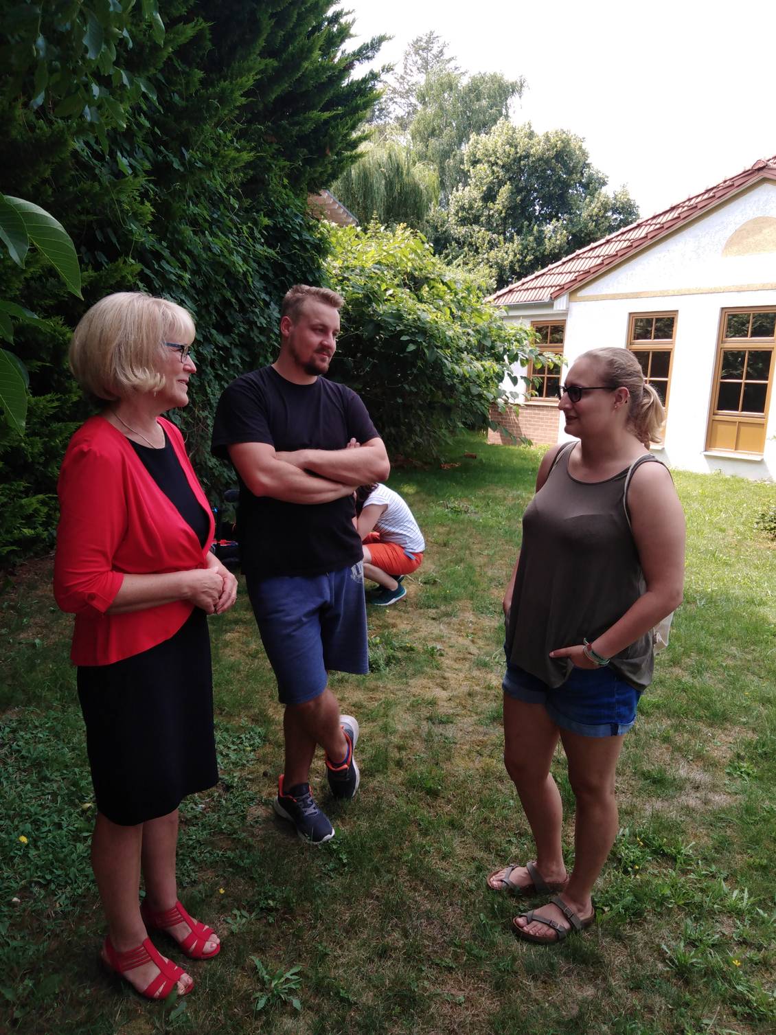Das Foto zeigt mehrere Personen.