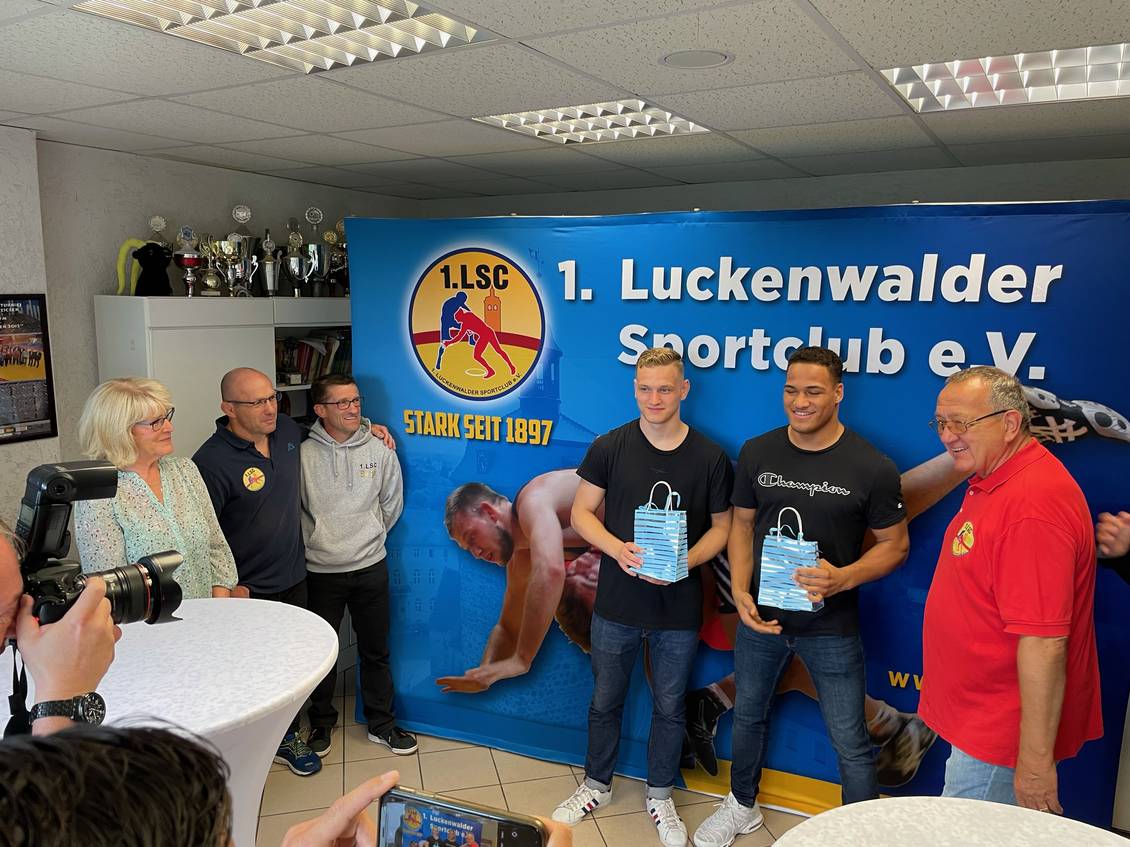 Das Foto zeigt mehrere Personen.