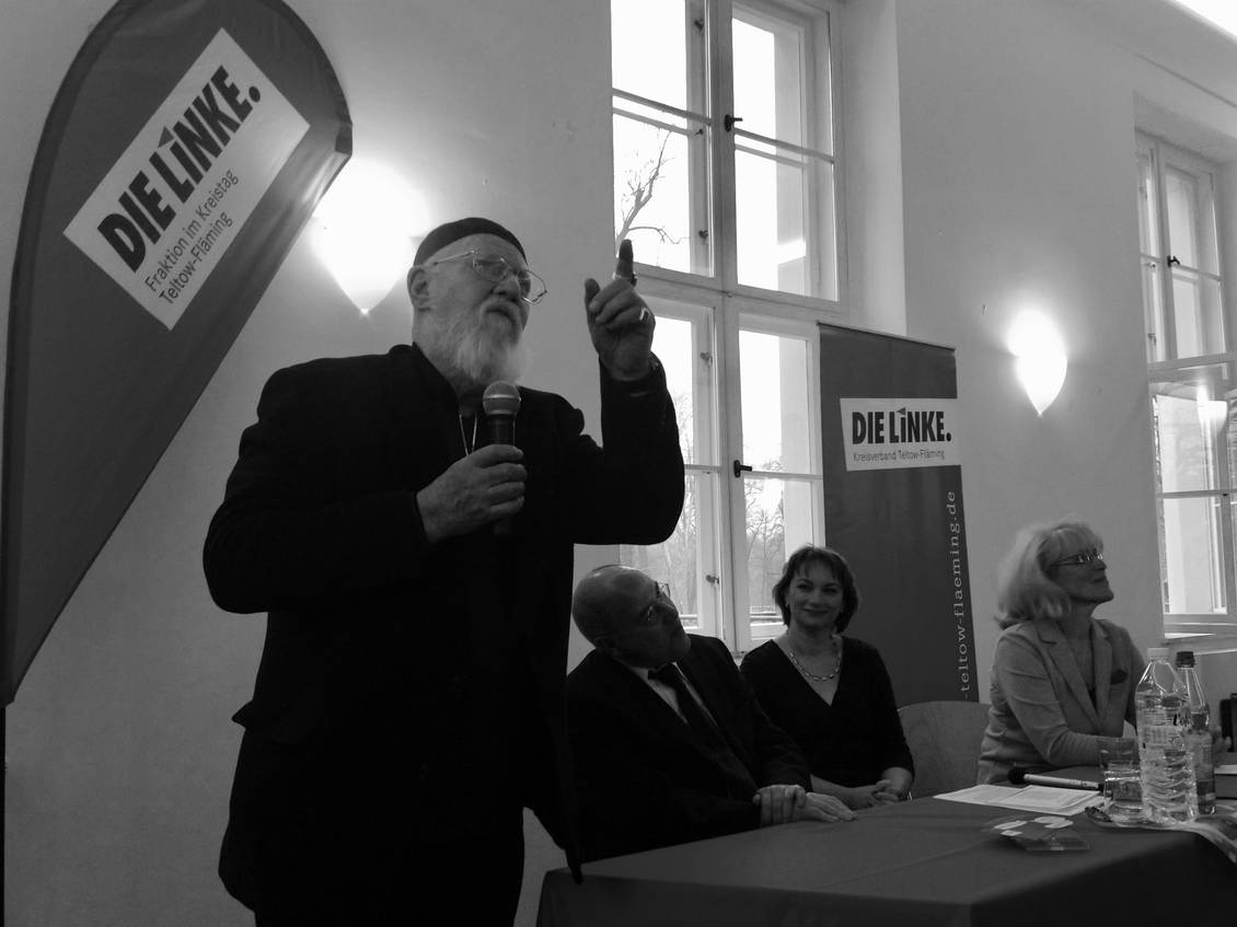 Das Foto zeigt mehrere Personen.