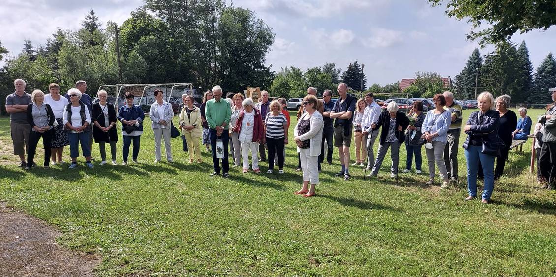 Das Foto zeigt mehrere Personen.