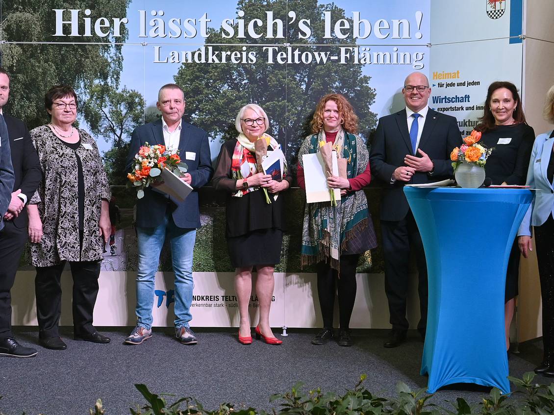 Das Foto zeigt die Preisträger*innen mit Laudatorin, Landrätin und Kreistagsvorsitzendem