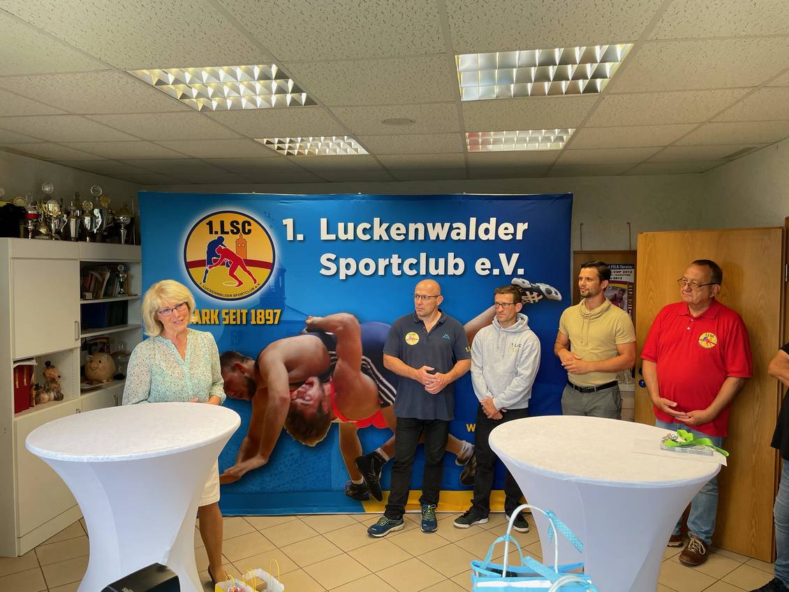 Das Foto zeigt mehrere Personen.