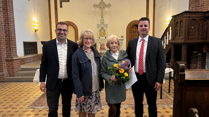 Das Foto zeigt Dr. Margitta Haase als Vertreterin des Fördervereins umringt von Gratulierenden.